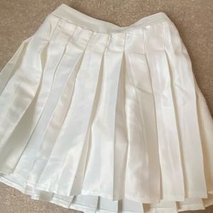 White pleated tennis skirt w/ elastic waist